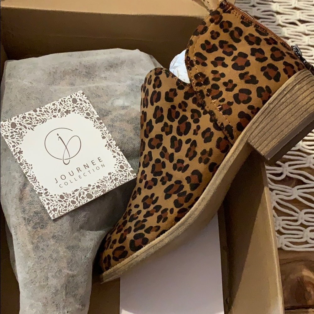 Journee Collection Livvy